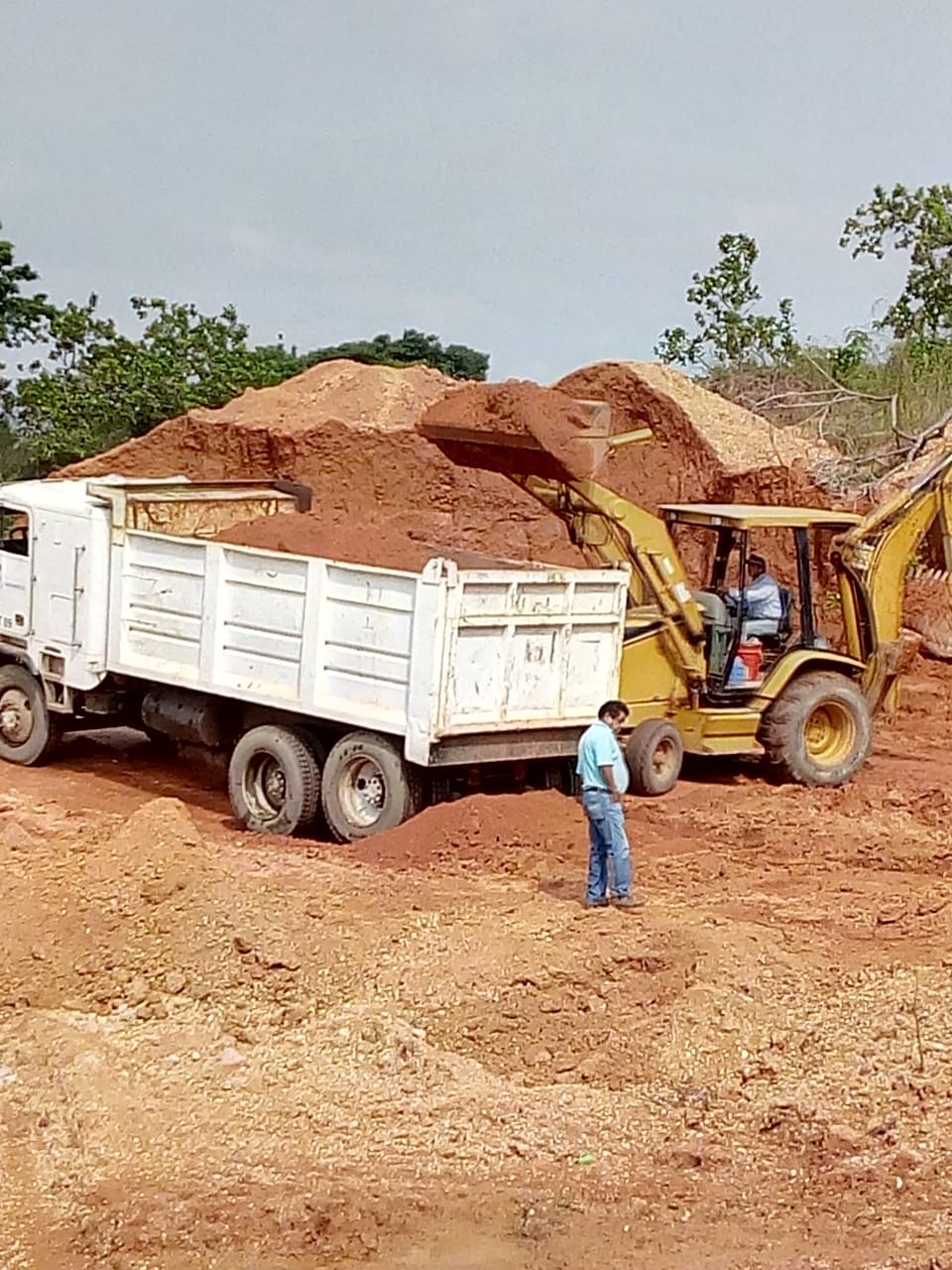 EXTRACCION DE MATERIAL TIPO II PARA REVESTIMIENTO, INCLUYE: DESMONTE, DESPALME, EXCAVACION, CARGA POR MEDIOS MECANICOS Y PAGO DE REGALIAS.					
					
					
					
